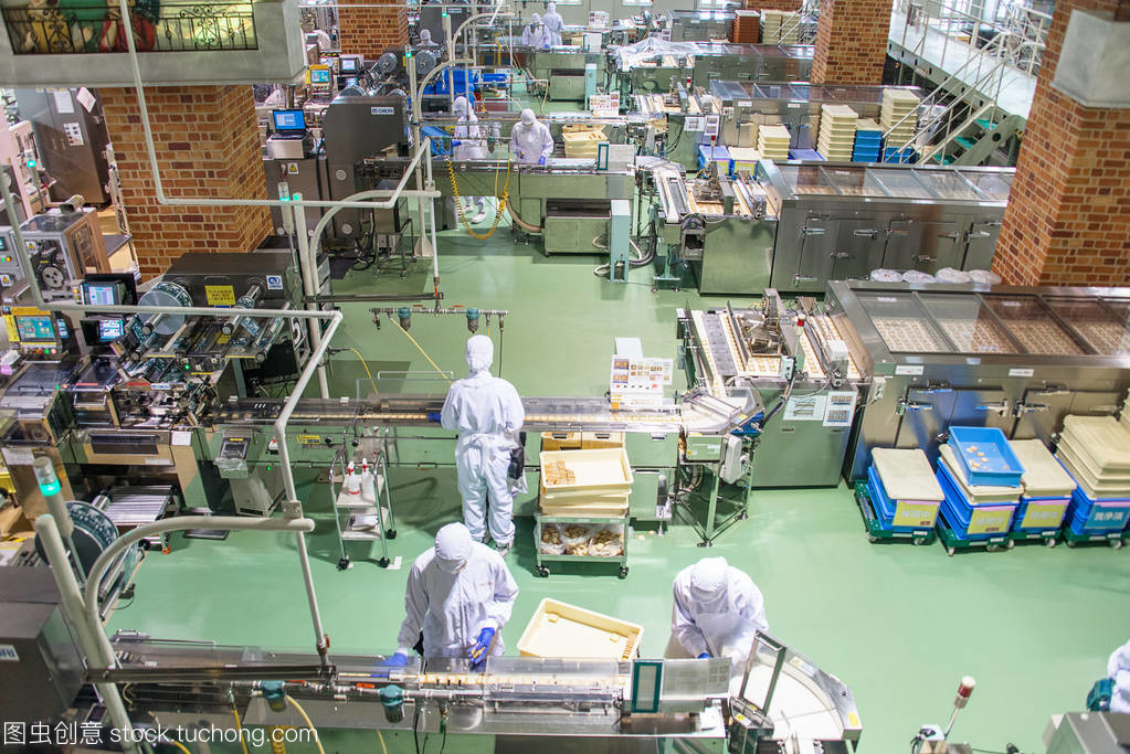 日本,札幌-2017 年 1 月 13 日︰ 團友,在 2017 年 1 月 13 日在日本北海道的巧克力工廠。公司的主打產品是白色戀人餅干